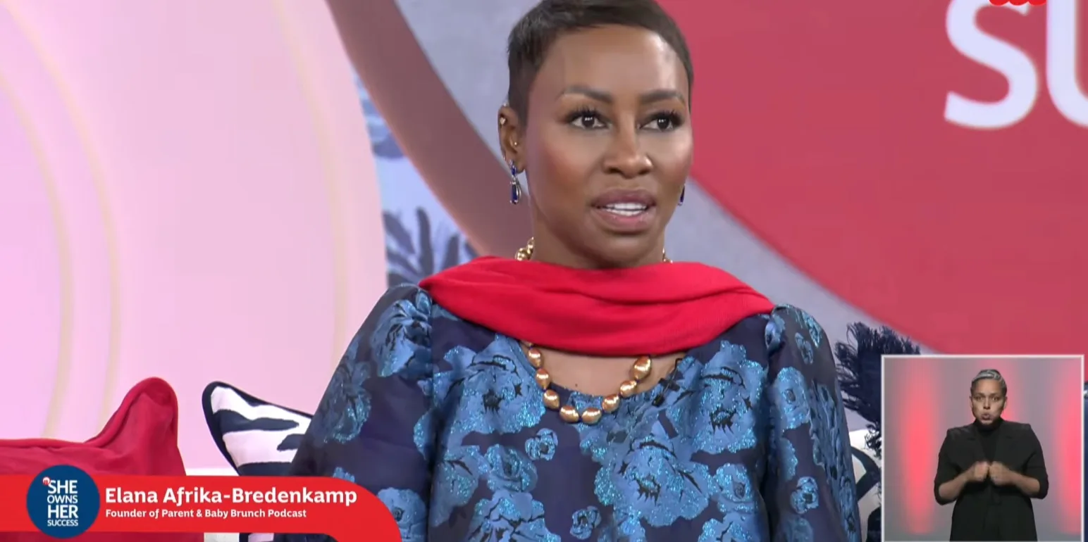 Elana Afrika-Bredenkamp in conversation with other panelists about planning financially for parenthood. 