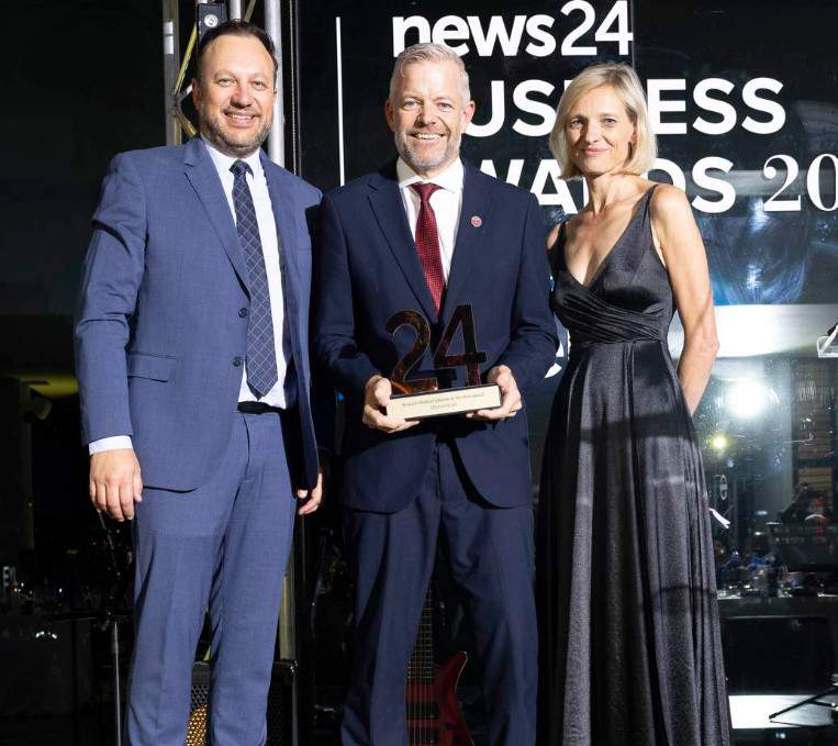 Michael Temlett, Executive Head: Open Market Business Unit at Momentum Health, received the News24 Medical Scheme of the Year award. To his left is News24 editor-in-chief Adriaan Basson, with business editor Helena Wasserman.
